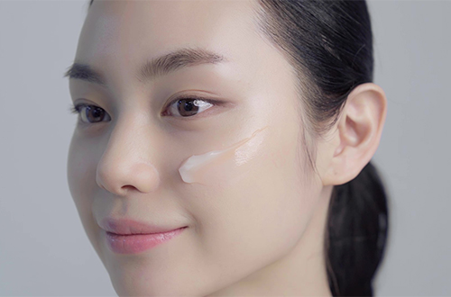 How To Use -
Take out the right amount at the cream step. Softly spread out from inside of your face outward along skin texture and let the skin absorb.