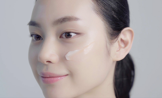 How To Use -
Take out the right amount at the cream step. Softly spread out from inside of your face outward along skin texture and let the skin absorb.